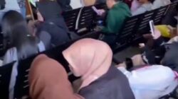 Warga mengantri di halaman Pengadilan Agama Garut