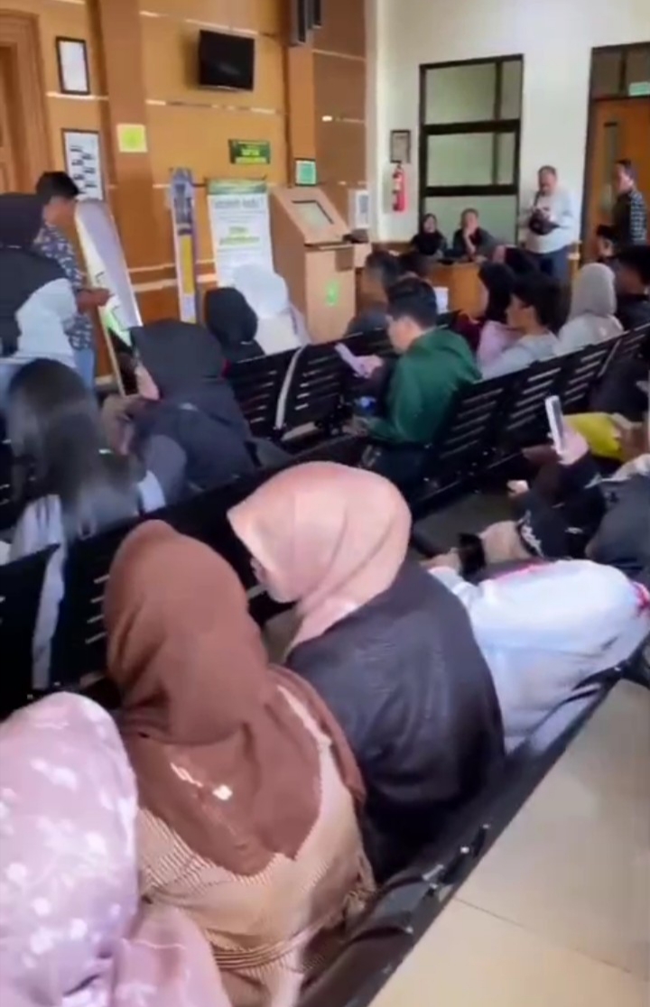Warga mengantri di halaman Pengadilan Agama Garut