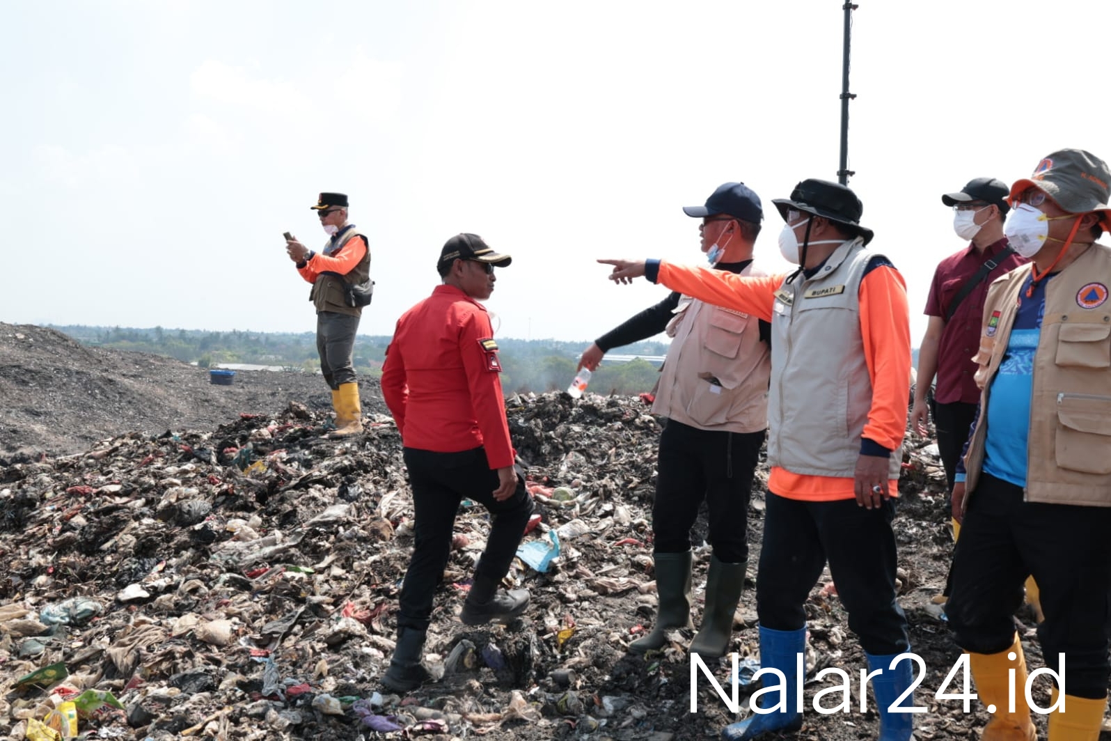 Bupati Maesyal meninjau lokasi kebakaran TPA Jatiwaringin bersama tim gabungan.