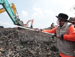 Bupati Maesyal Terjun Langsung Padamkan Api di Puncak TPA Jatiwaringin Mauk