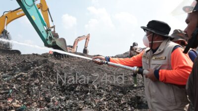 Bupati Maesyal Terjun Langsung Padamkan Api di Puncak TPA Jatiwaringin Mauk