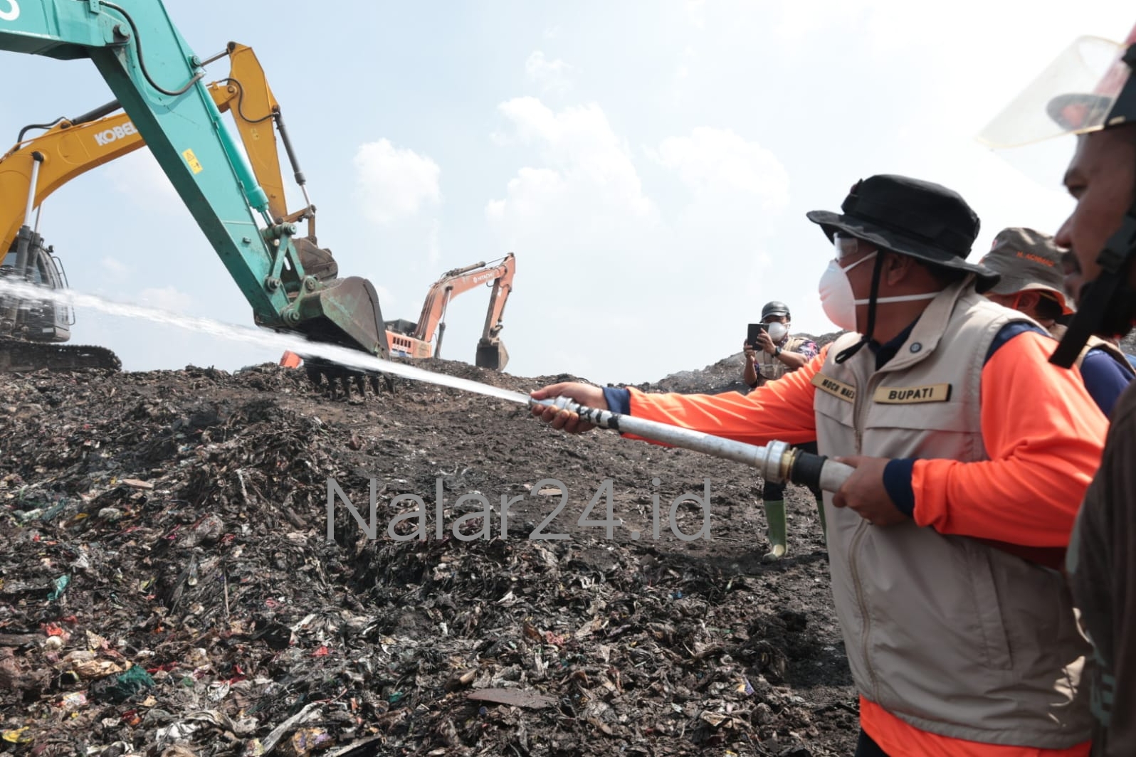 Bupati Tangerang Moch Maesyal Rasyid memadamkan api di TPA Jatiwaringin