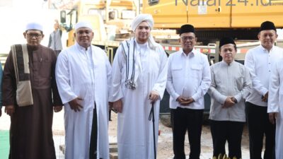 Gubernur Banten Andra Soni bersama Habib Jindan saat peletakan tiang pancang Masjid Al Mubarokah di Larangan