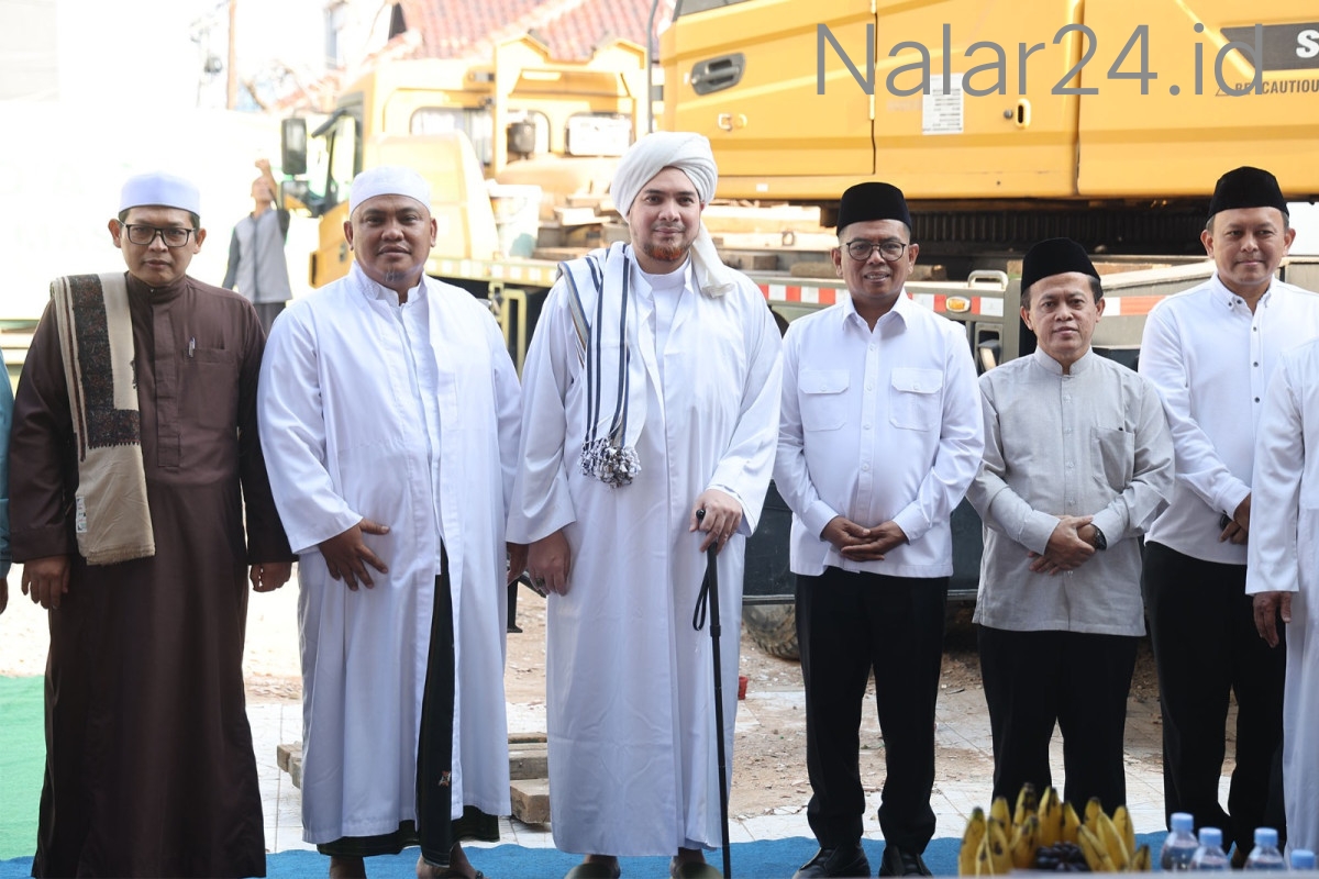 Gubernur Banten Andra Soni bersama Habib Jindan saat peletakan tiang pancang Masjid Al Mubarokah di Larangan
