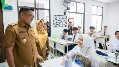 Di tengah keterbatasan lahan dan waktu, Pemprov Banten pilih percepat akses lewat program gratis dan pembangunan kelas baru