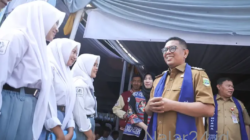 Gubernur Banten Andra Soni berdialog dengan peserta didik baru saat monitoring MPLS di SMK Jaya Buana