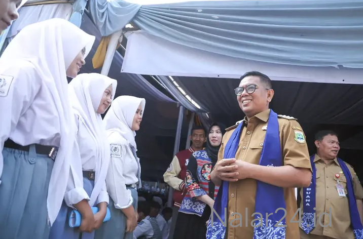 Gubernur Banten Andra Soni berdialog dengan peserta didik baru saat monitoring MPLS di SMK Jaya Buana