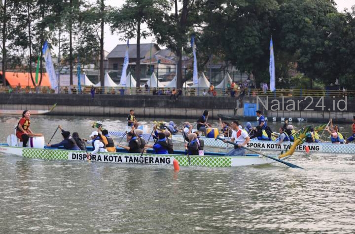 Pertunjukan tarian kolosal di atas panggung apung menampilkan kekayaan budaya lokal