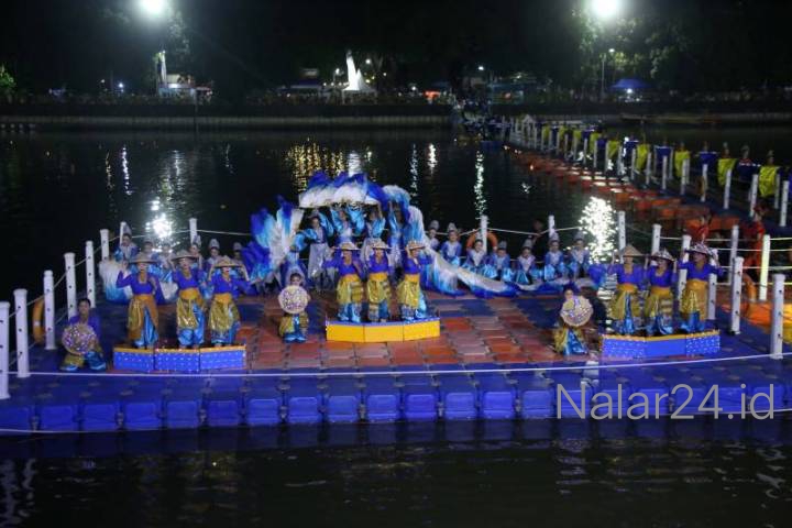 Penari tampil di atas panggung apung dengan latar Sungai Cisadane dalam pertunjukan kolosal Festival Cisadane 2026
