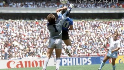 Diego Maradona melompat dan meninju bola ke gawang Inggris dalam insiden Gol Tangan Tuhan Piala Dunia 1986