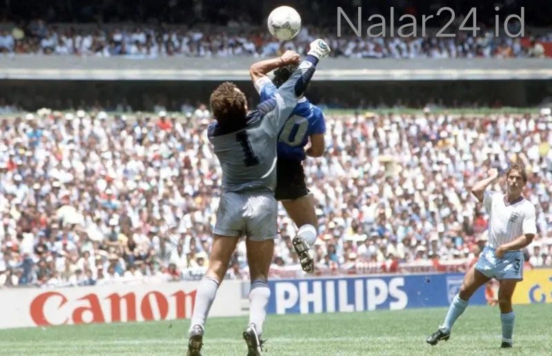 Diego Maradona melompat dan meninju bola ke gawang Inggris dalam insiden Gol Tangan Tuhan Piala Dunia 1986