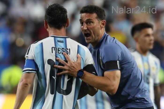 Lionel Messi berbincang dengan staf pelatih Argentina di Piala Dunia 2026