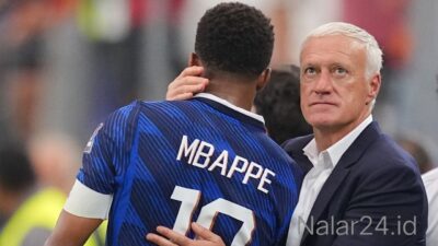 Pelatih Prancis Didier Deschamps menghibur Kylian Mbappe setelah kekalahan 0-2 dari Spanyol di semifinal Piala Dunia 2026