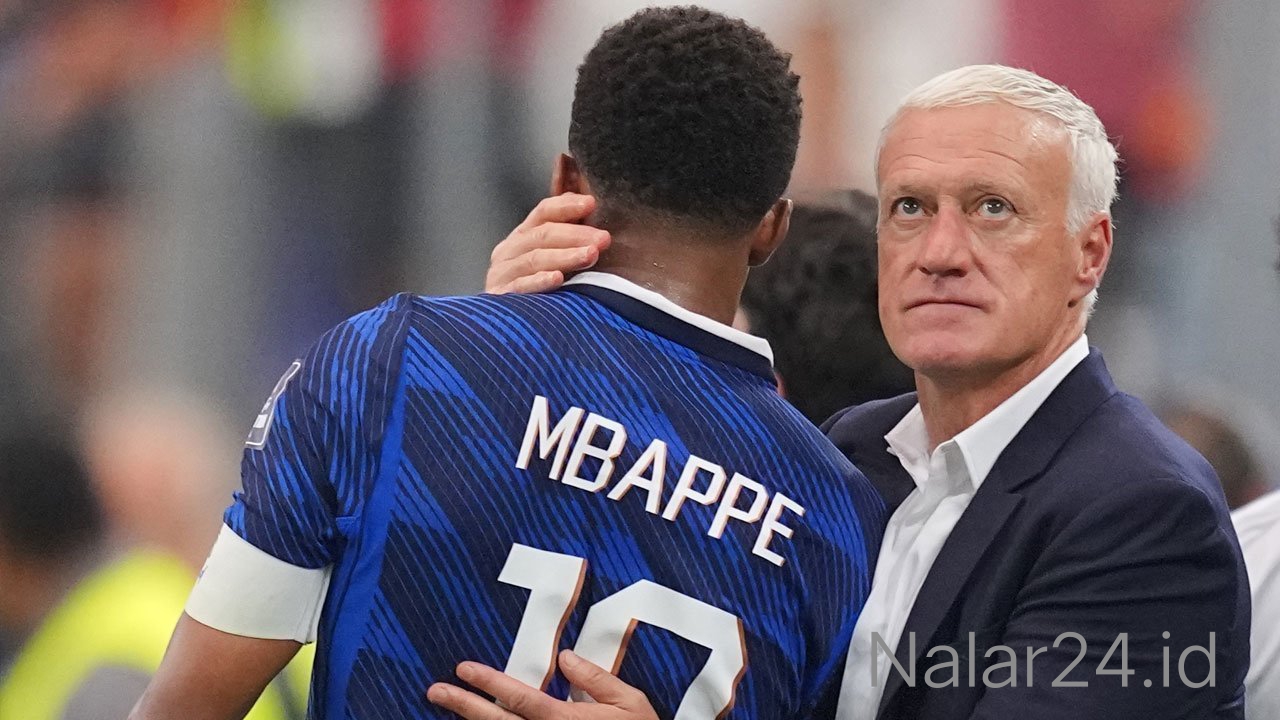 Pelatih Prancis Didier Deschamps menghibur Kylian Mbappe setelah kekalahan 0-2 dari Spanyol di semifinal Piala Dunia 2026
