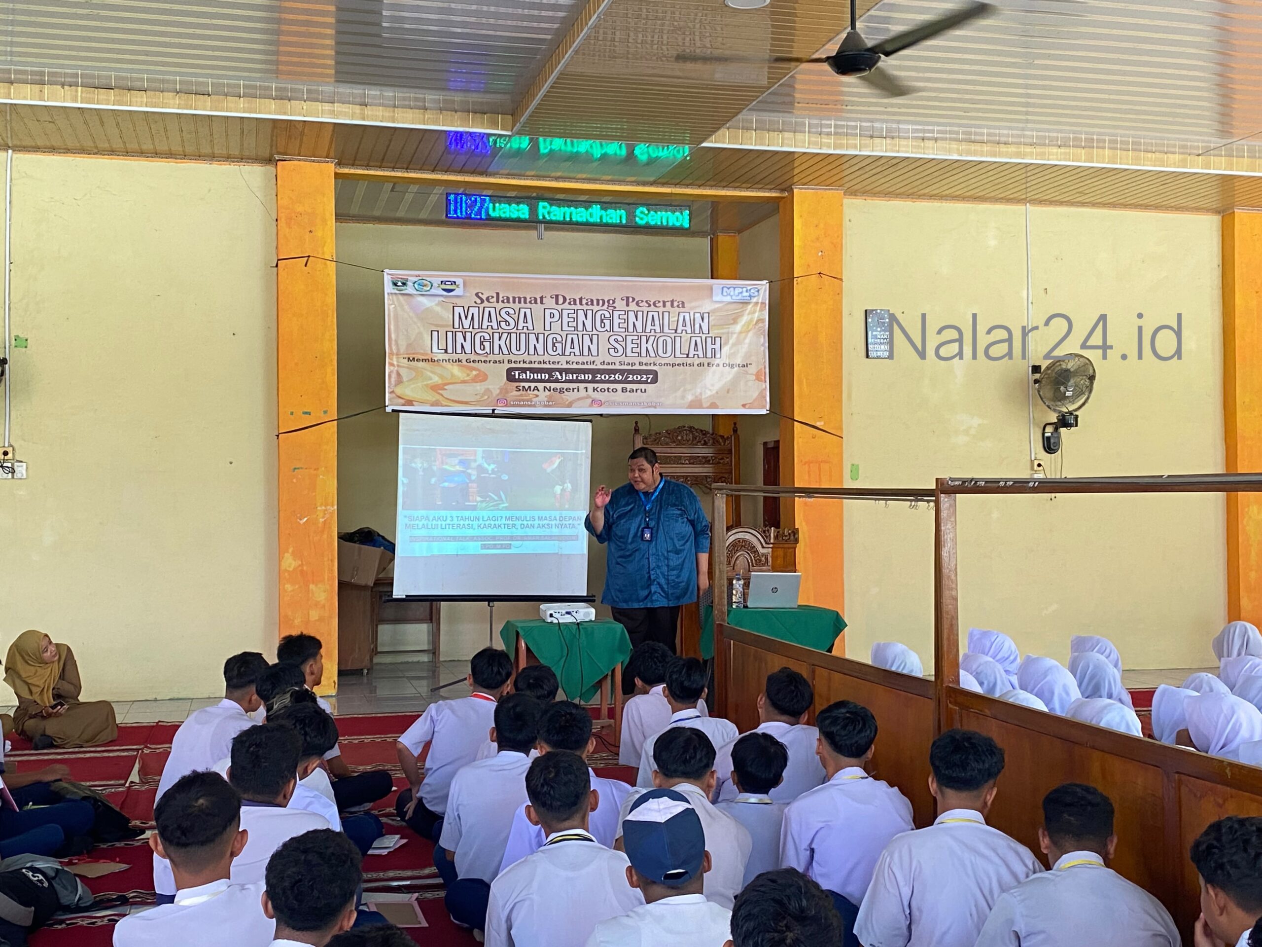 Dr. Amar Salahuddin bersama siswa SMAN 1 Koto Baru di depan gerbang sekolah usai kegiatan MPLS