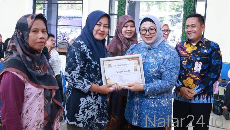Pengurus UMKM Kecamatan Kelapa Dua menerima piagam penghargaan dari Pemerintah Kabupaten Tangerang