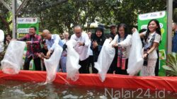 Aksi tebar bibit ikan oleh jajaran pejabat di Sekolah Khusus Negeri 1 Kabupaten Tangerang