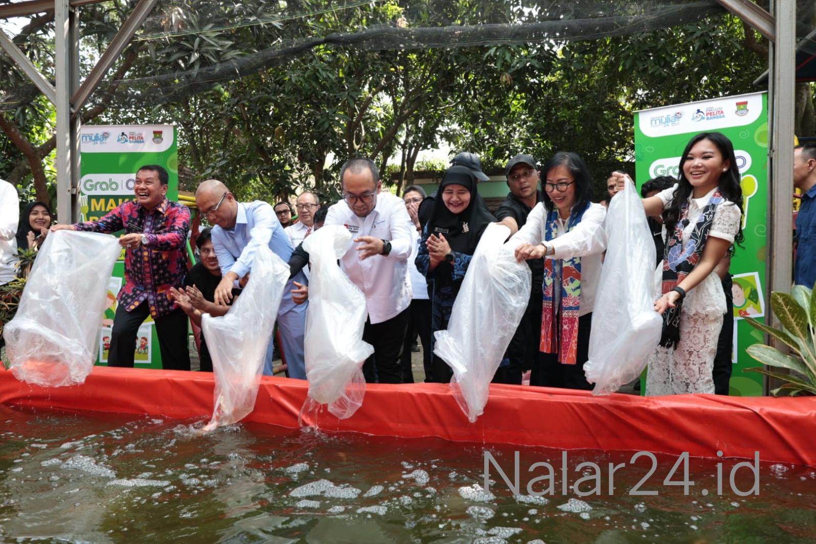 Aksi tebar bibit ikan oleh jajaran pejabat di Sekolah Khusus Negeri 1 Kabupaten Tangerang
