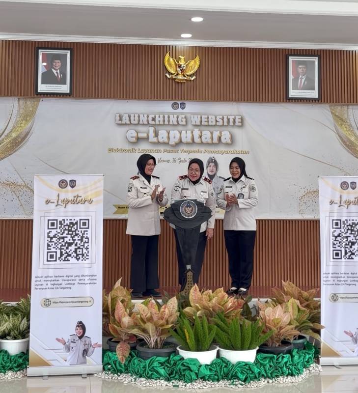 Tiga petugas Lapas Perempuan Tangerang saat meresmikan layanan e-Laputara