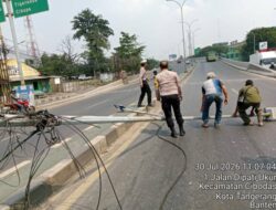 Tiang PJU Roboh di Flyover TipTop Cibodas, Dishub Tangerang Kerahkan 12 Personel Evakuasi