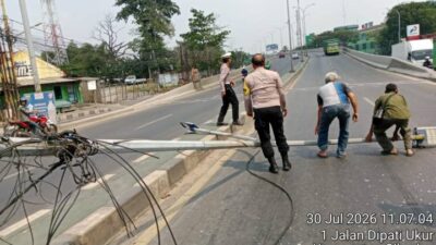 evakuasi tiang pju roboh flyover tiptop cibodas dishub tangerang