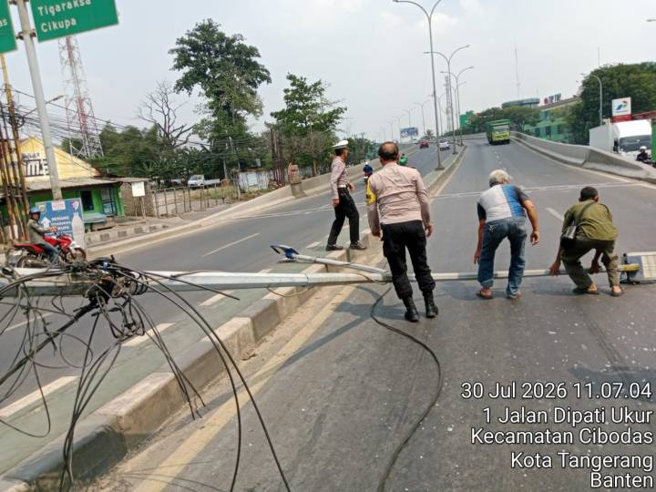 evakuasi tiang pju roboh flyover tiptop cibodas dishub tangerang