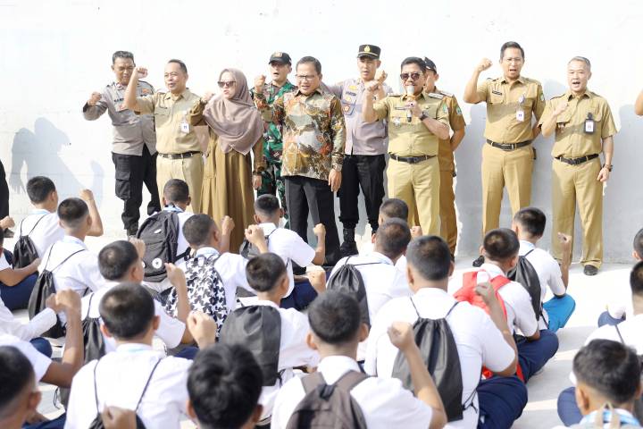 Wali Kota Sachrudin bersama siswa saat tinjau Sekolah Swasta Gratis di Tangerang