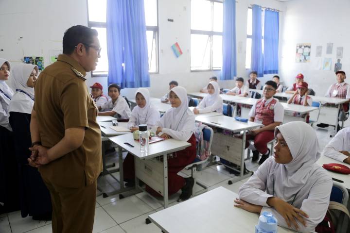 Wakil Wali Kota Tangerang Maryono tinjau kelas saat MPLS di SMP Negeri