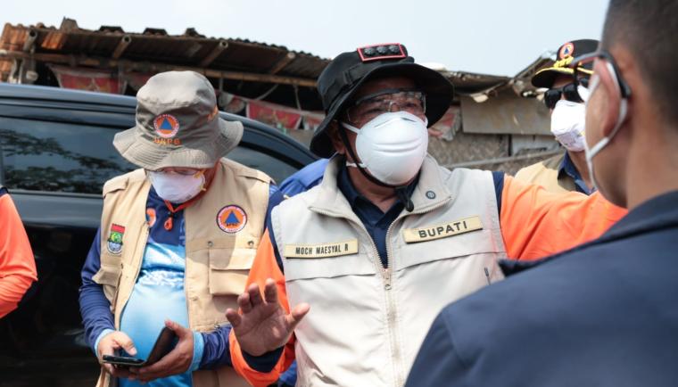 Bupati Tangerang Moch Maesyal Rasyid berikan arahan di lokasi TPA Jatiwaringin saat tinjau penanganan kebakaran hari ke-11