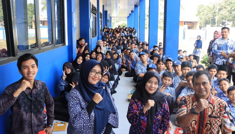 foto bersama literasi digital smpn 5 cikupa tangerang