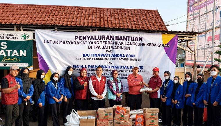 Penyaluran bantuan kebutuhan pokok untuk masyarakat terdampak kebakaran TPA Jatiwaringin dari Ketua TP PKK Provinsi Banten dan Kabupaten Tangerang