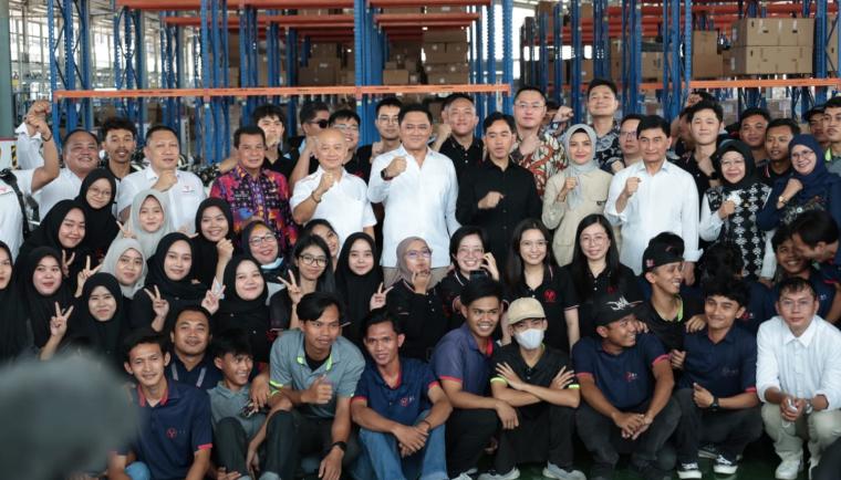 wapres gibran foto bersama pekerja motor listrik tangerang