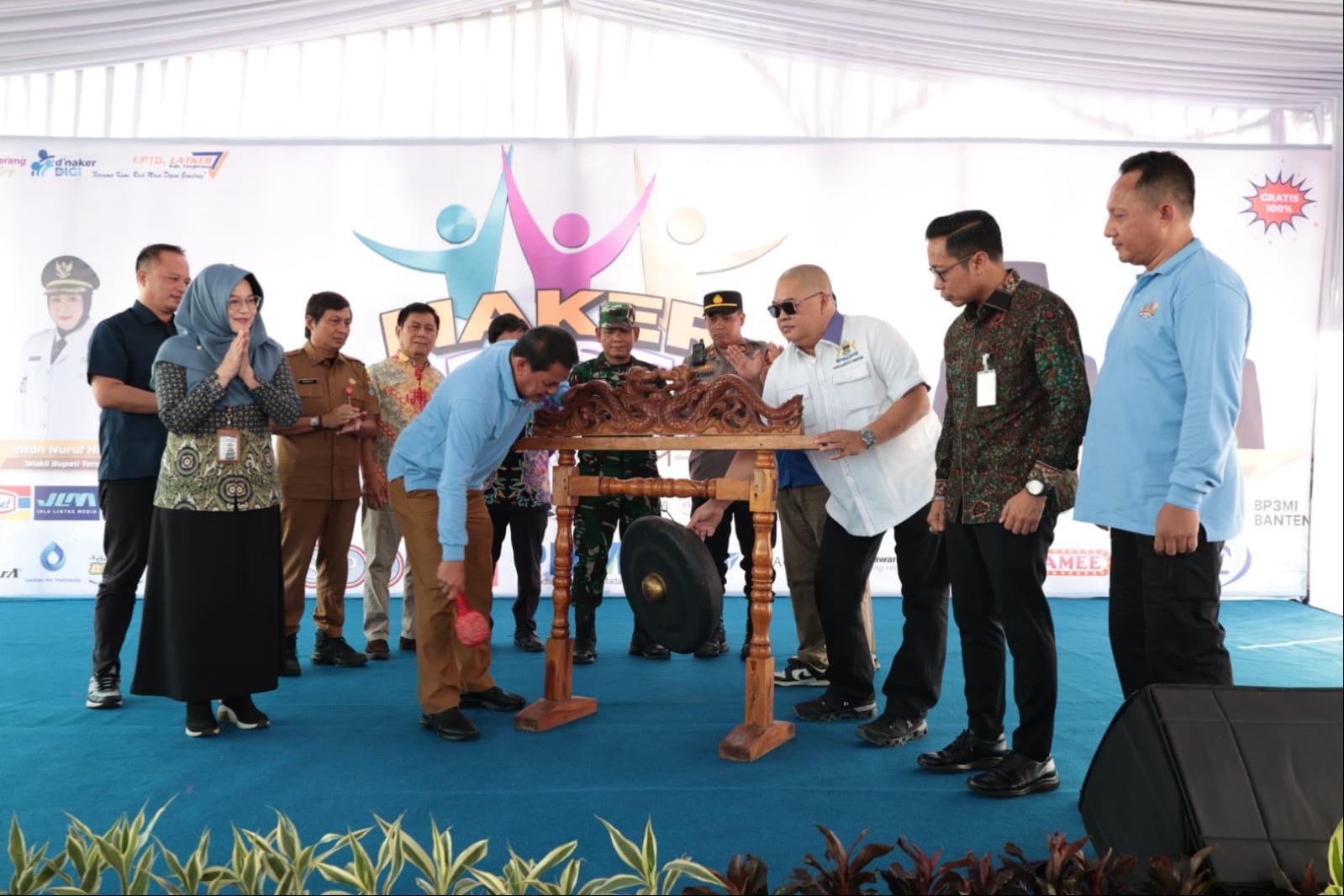 Bupati Tangerang pukul gong buka Naker Fest 2026
