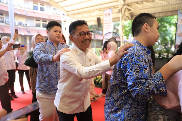 walikota Tangerang dan Tihar Sopian Kepala DP3AP2KB Kota Tangerang berbaur dengan anak-anak sambut HAN 2026