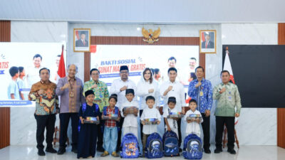 Wagub Banten Dimyati foto bersama peserta sunatan massal gratis di Tangsel