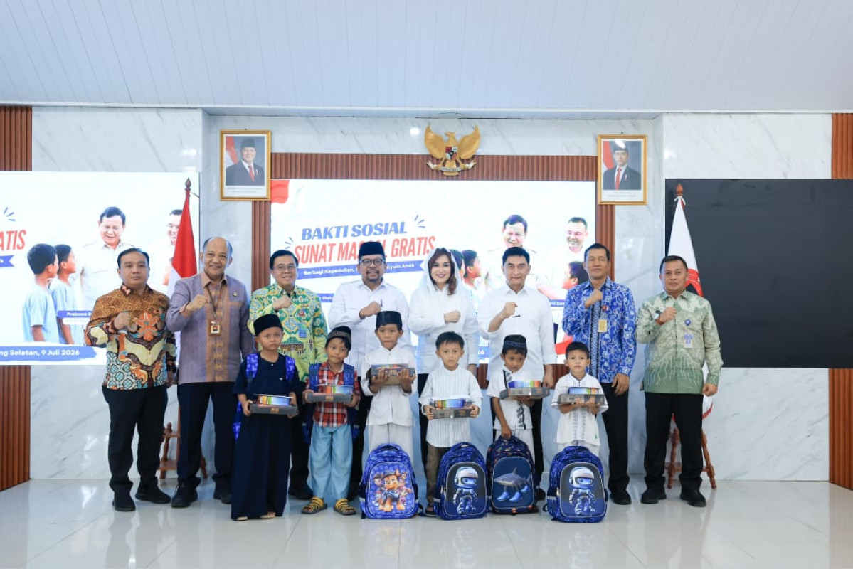 Wagub Banten Dimyati foto bersama peserta sunatan massal gratis di Tangsel