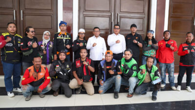 Gubernur Banten Andra Soni berfoto bersama pengemudi ojek online usai audiensi di Pendopo Gubernur Banten, Kota Serang