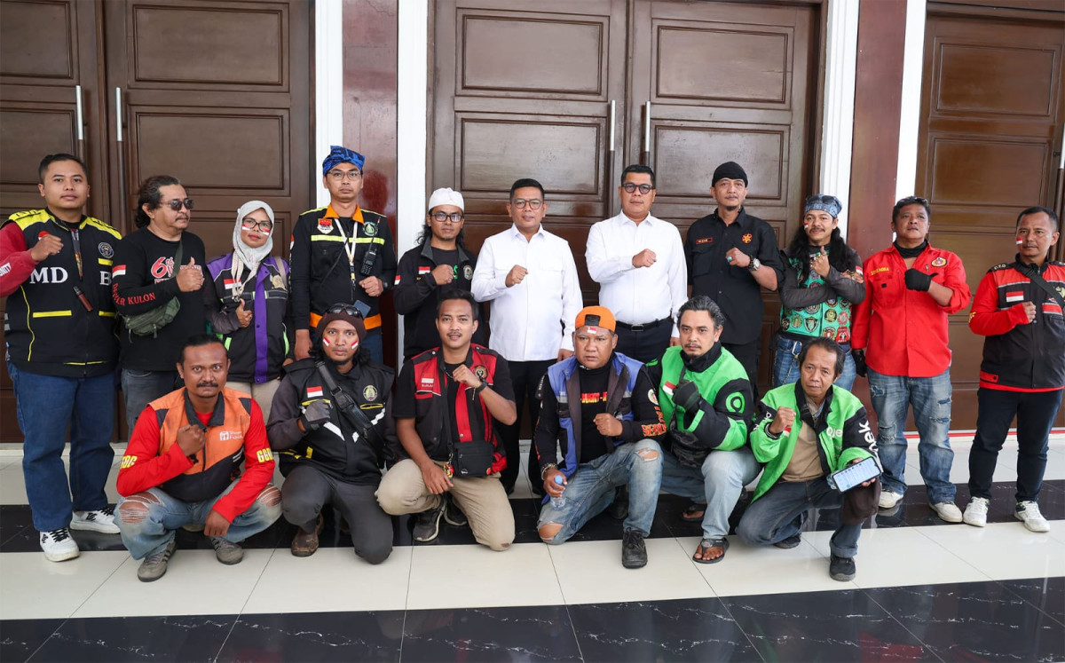 Gubernur Banten Andra Soni berfoto bersama pengemudi ojek online usai audiensi di Pendopo Gubernur Banten, Kota Serang