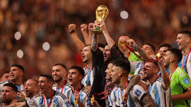 Pemain Argentina merayakan dan mengangkat trofi Piala Dunia