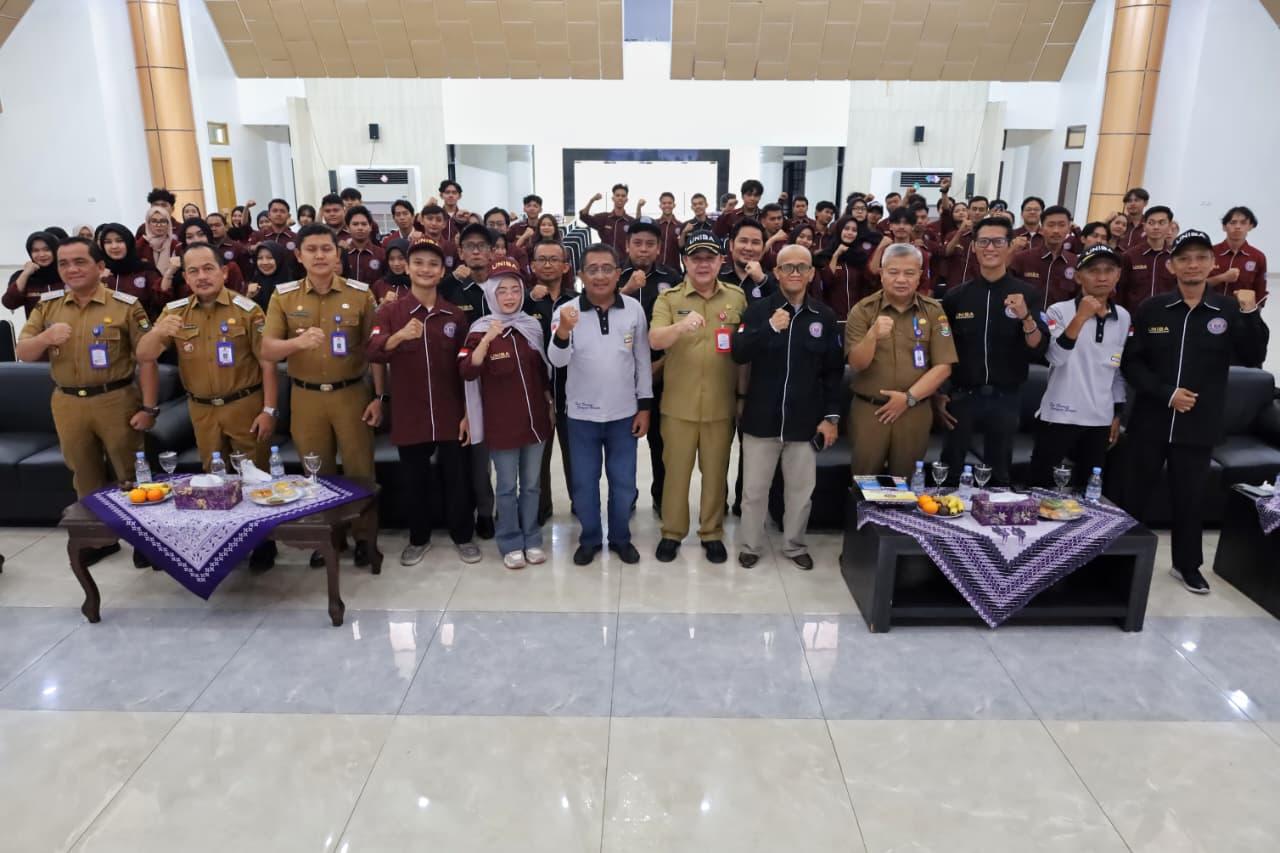 Sekda Tangerang Soma Atmaja foto bersama peserta KKM Uniba 2026
