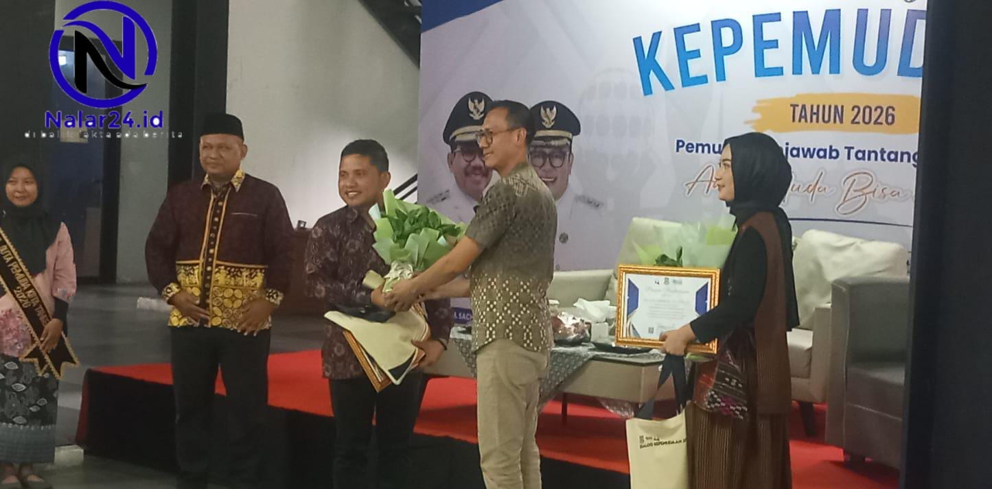 penyerahan cinderamata dialog kepemudaan kota tangerang