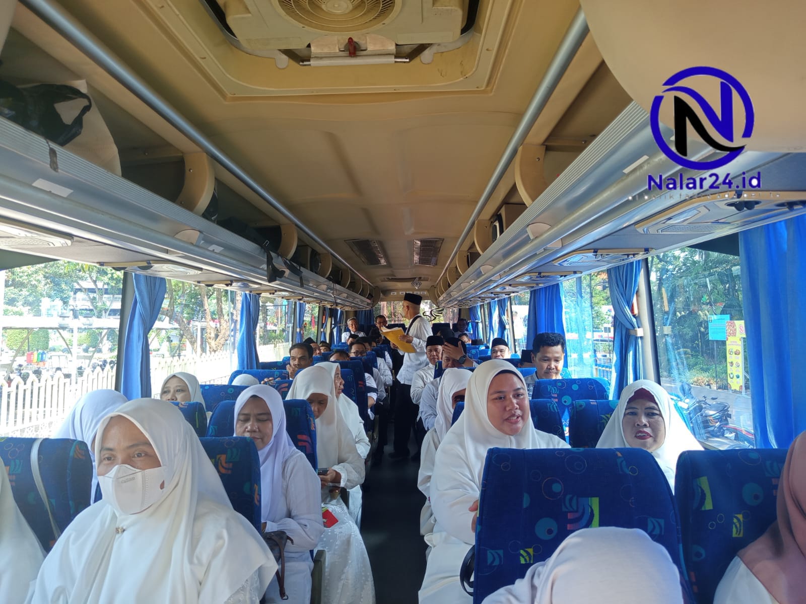 jamaah tangerang di bus menuju monas