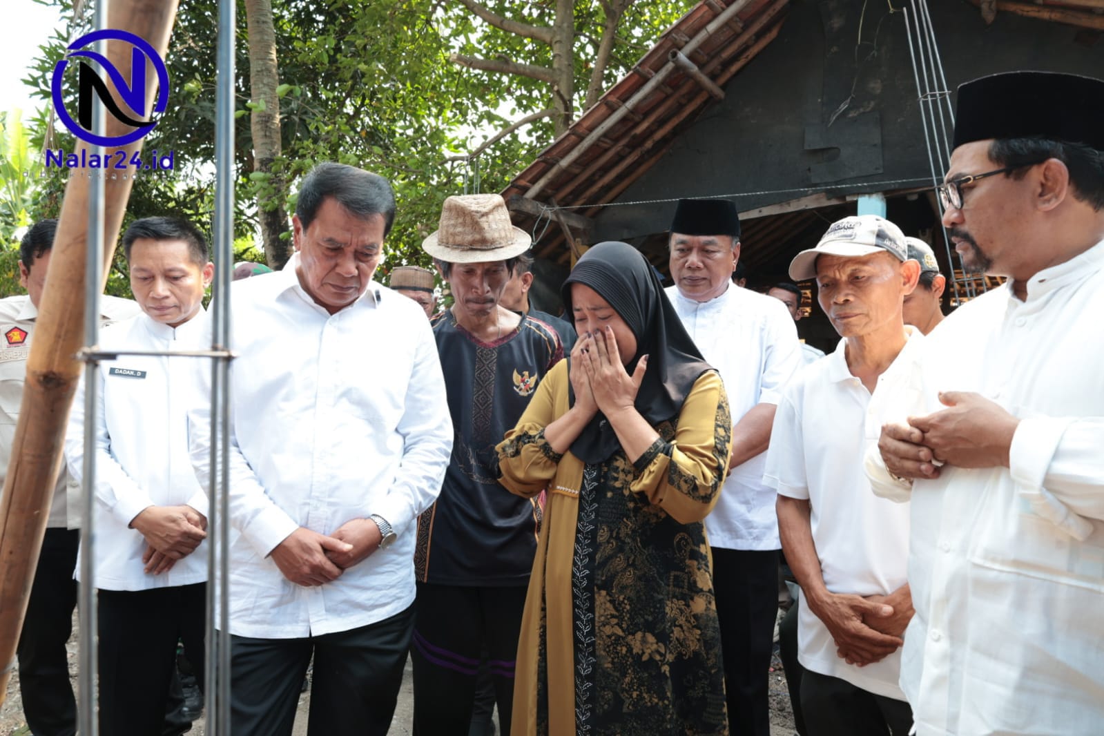 Bupati Tangerang dan warga berdoa di lokasi pembangunan rumah Pakuhaji`