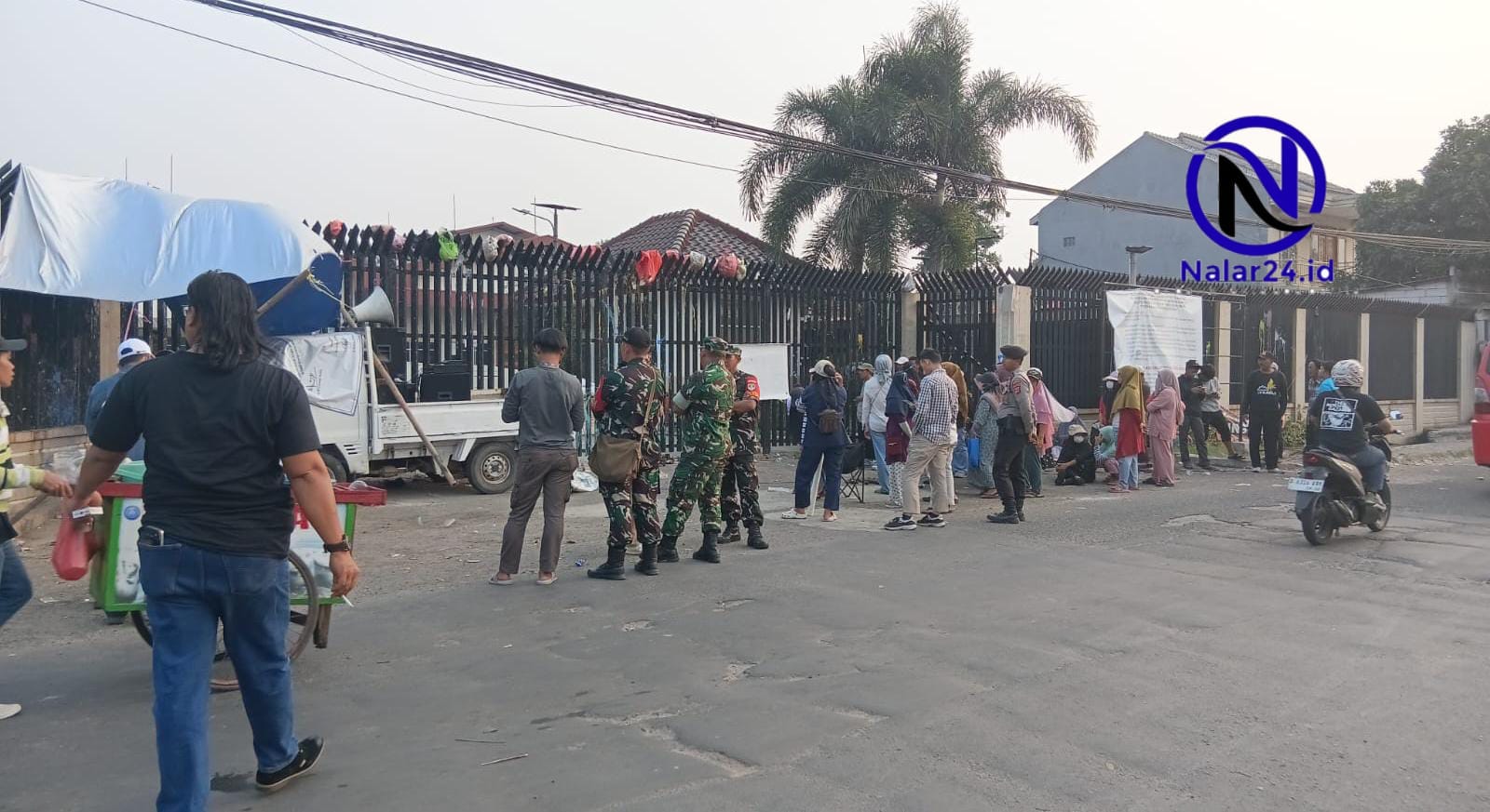 Suasana aksi demo warga di depan PT PEMI AW Balaraja