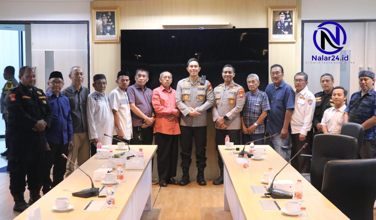 Plh Kapolres Metro Tangerang Kota Kombes Pol Eko Bagus Riyadi foto bersama peserta Sabuk Kamtibmas