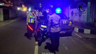 Petugas Polsek Tangerang periksa pengendara motor saat patroli Jaga Jakarta