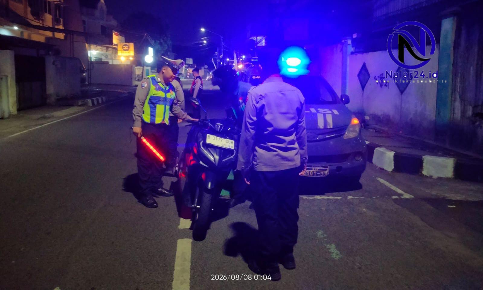 Petugas Polsek Tangerang periksa pengendara motor saat patroli Jaga Jakarta