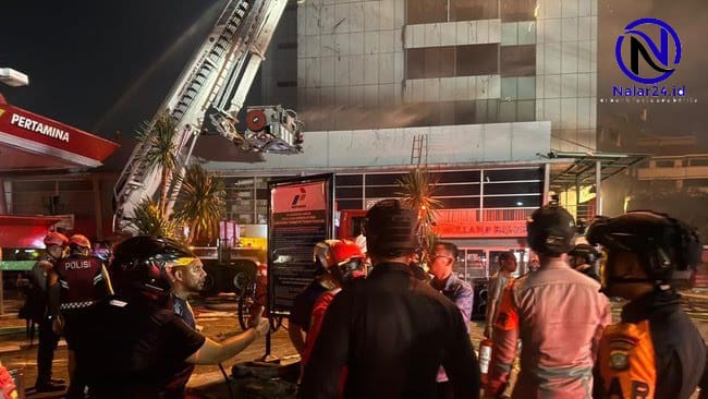 Petugas padamkan kebakaran Bapenda DKI