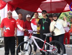 Wabup Intan Lepas Jalan Sehat Ribuan Warga Kelapa Dua, Ajak Perkuat Gotong Royong