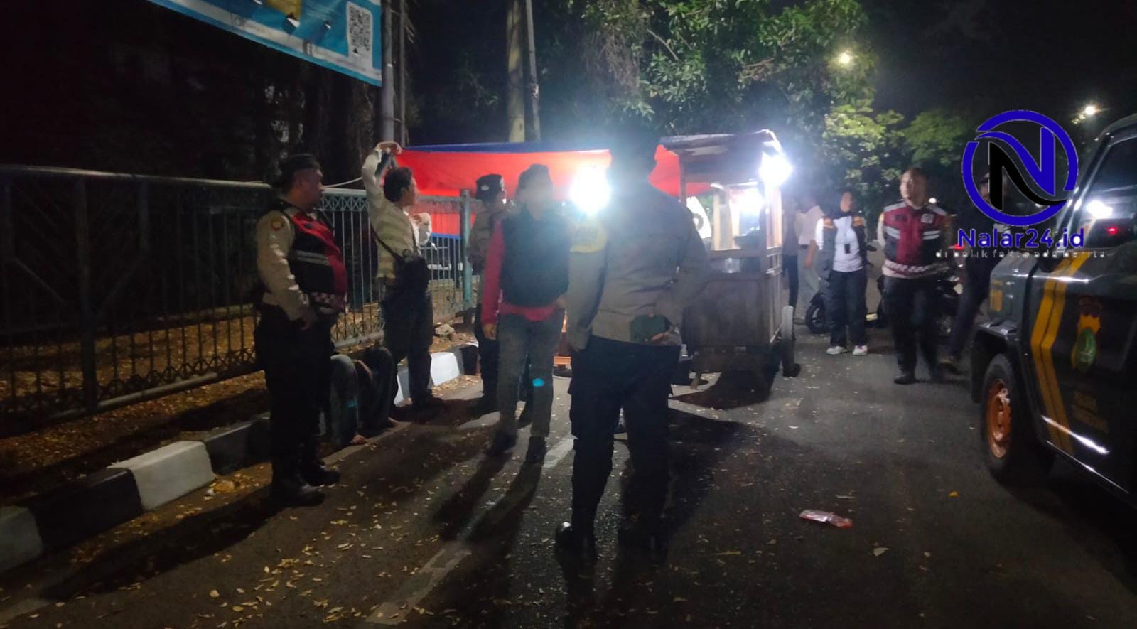 Petugas menyambangi pedagang kaki lima yang masih berjualan di salah satu titik Taman Gajah